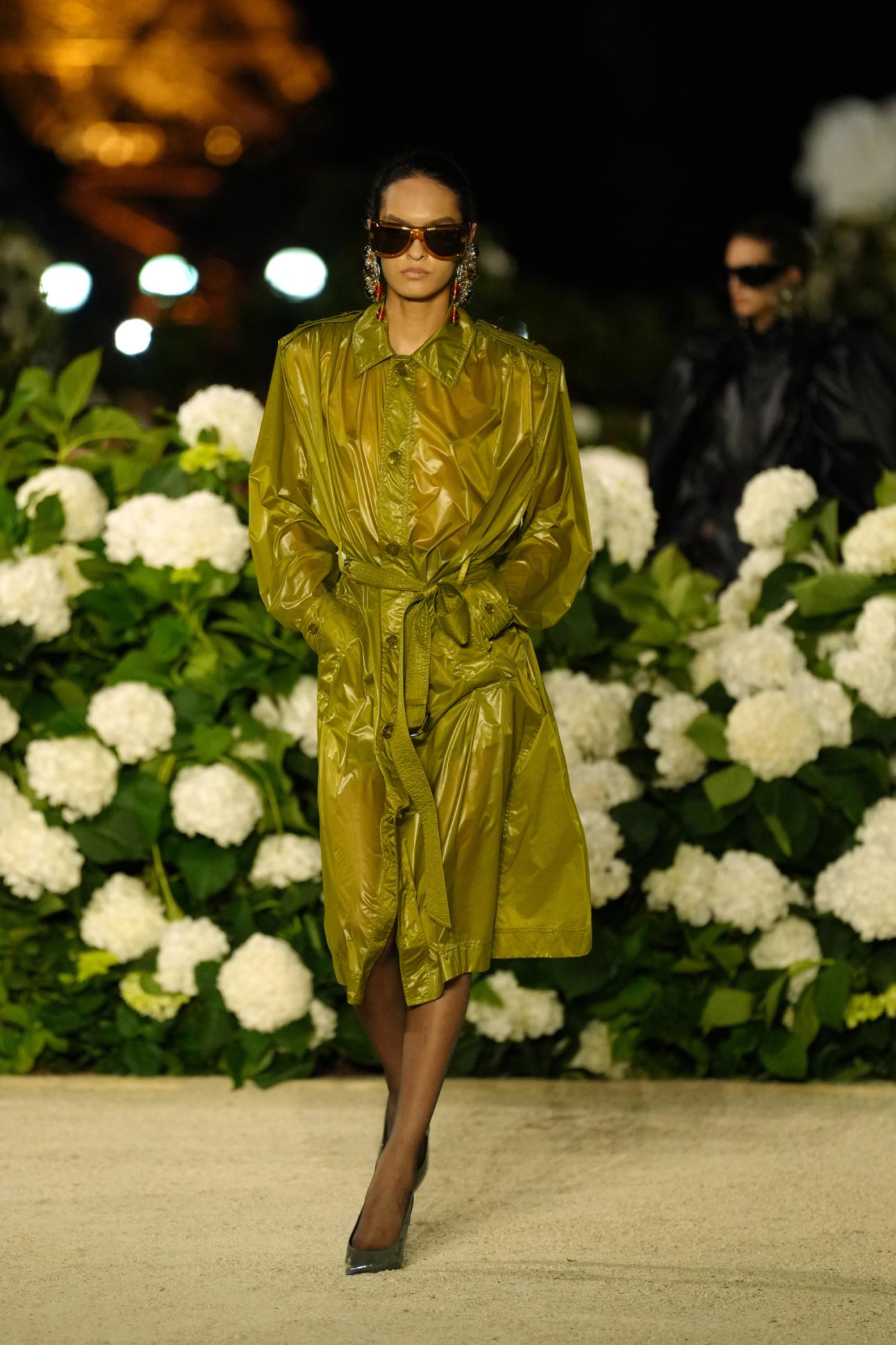  Η νέα femme fatale του Saint Laurent έχει τόλμη, κομψότητα και αυτοπεποίθηση. 