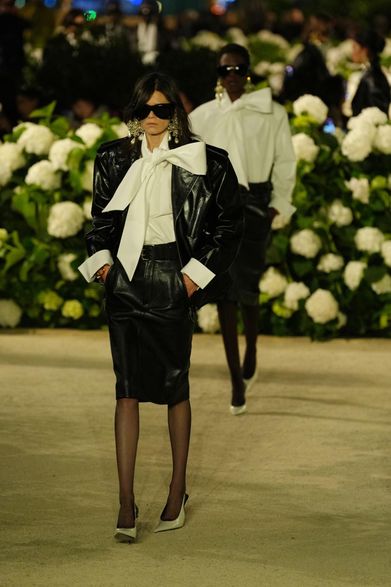  Το σόου του Saint Laurent κάτω από τον Πύργο του Άιφελ.  