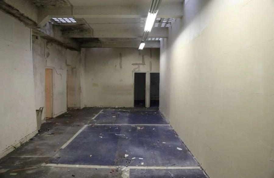 Πριν: Ένας χώρος που θυμίζει σχεδόν υπόγειο, το παλιό σαλόνι δεν είχε καμία πηγή φωτός -δύσκολο να το φανταστεί κανείς ως έναν ζεστό χώρο χαλάρωσης/ Φωτογραφία: LeLAD  