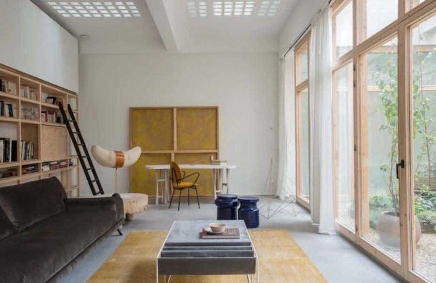 Ανοιχτός προς το εξωτερικό χάρη σε μια μεγάλη μπαλκονόπορτα, ο χώρος έχει μεταμορφωθεί πλήρως. Οι αρχιτέκτονες επέλεξαν λιτή διακόσμηση με απλές, σύγχρονες γραμμές για μεγαλύτερη ροή/ Φωτογραφία: LeLAD  