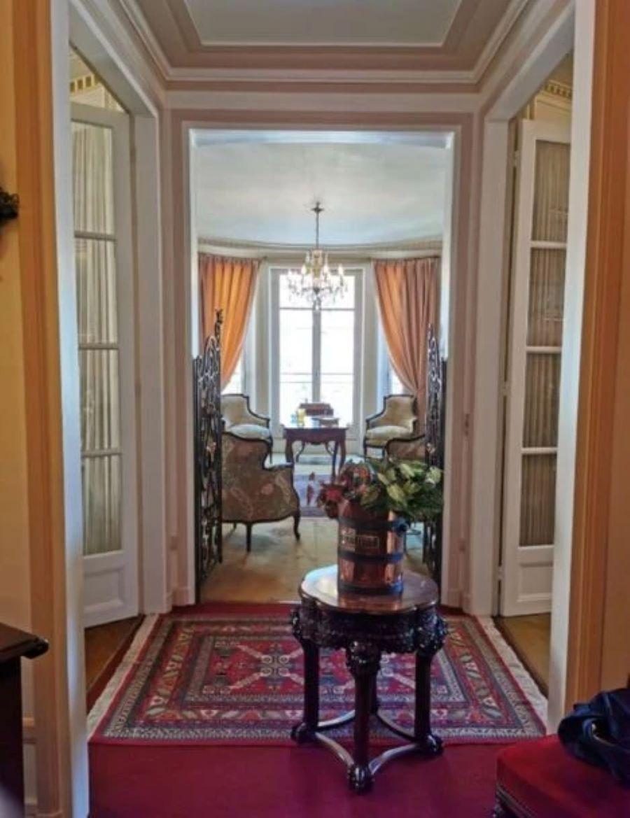 Πριν: Το στρογγυλό σαλόνι περιτριγυρισμένο από μεγάλα παράθυρα, περίμενε να αναδείξει τη γοητεία του. Το πρόβλημα; Οι σκούρες αποχρώσεις και τα βαριά έπιπλα χαλούσαν τη δυναμική του χώρου /Φωτογραφία: Elodie Sierocki   