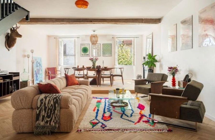 Μετά: Το χώρισμα σαλονιού -τραπεζαρίας έφυγε. Οι τοίχοι απέκτησαν έναν συνδυασμό λευκού, ξύλου και μπεζ. Ο χώρος δείχνει μεγαλύτερος και πλέον λούζεται στο φυσικό φως/ Φωτογραφία: Velux 