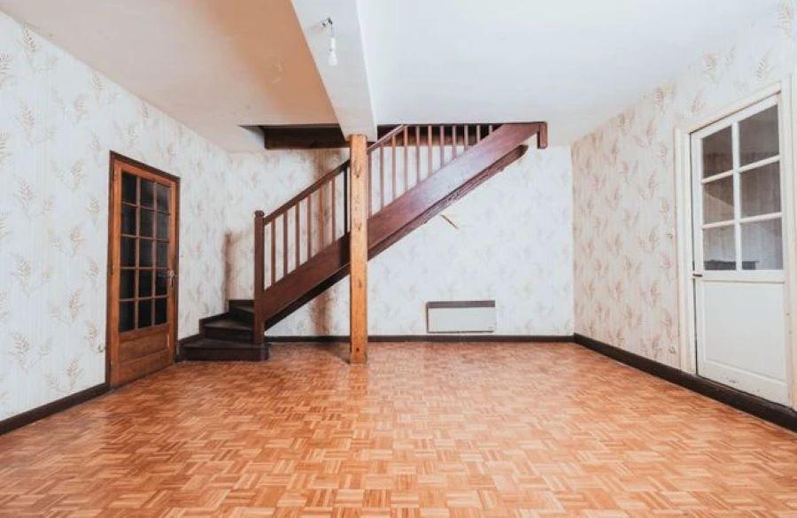 Πριν:  Φωλιασμένο κάτω από μια μεγάλη ξύλινη σκάλα, το παλιό σαλόνι υστερούσε σε φως. Η ζεστή του δυναμική υπήρχε, αλλά χρειαζόταν περισσότερο φωτισμό/ Φωτογραφία: Velux 