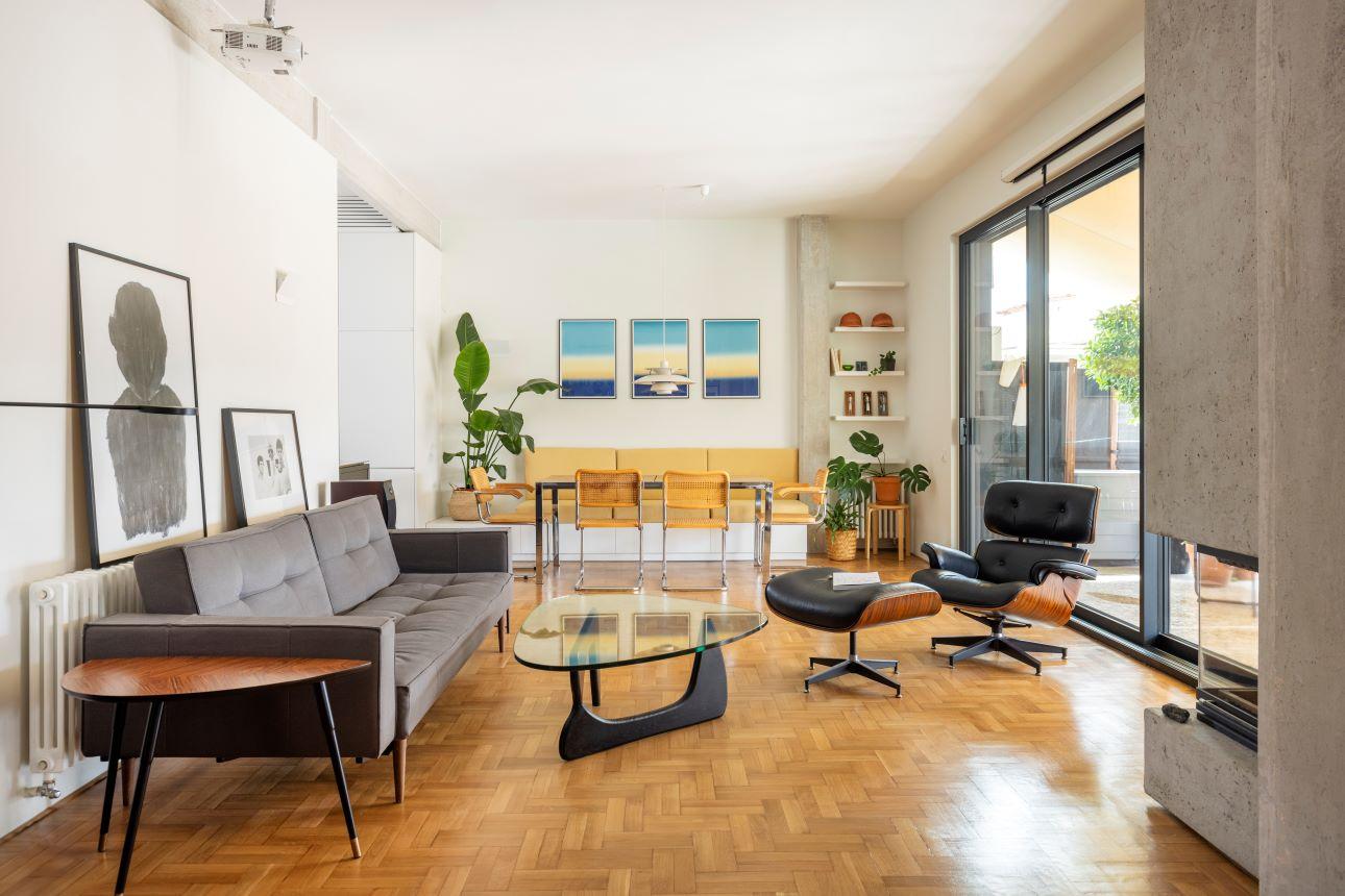 Η κύρια ζώνη της κατοικίας -εκεί όπου βρίσκονται η κουζίνα, η τραπεζαρία και το καθιστικό -λειτουργεί σαν ενιαίος χώρος συνάντησης/ Φωτογραφία: Αλίνα Λέφα  