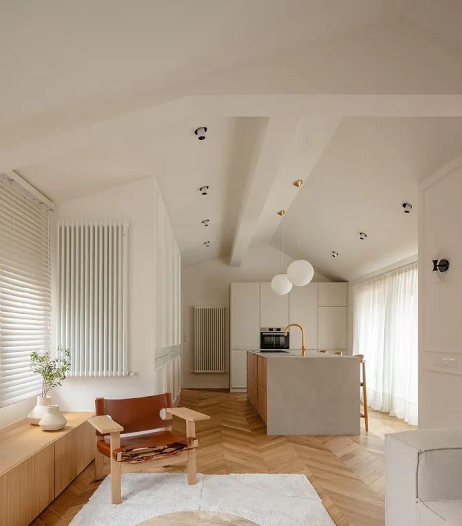 Στο σαλόνι ξεχωρίζει μια statement κόκκινη πολυθρόνα/ Φωτογραφία: Instagram/ @decaestudio