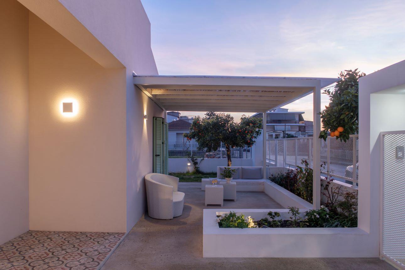 Ο φιλόξενος εξωτερικός χώρος είναι άνετος για όλη την οικογένεια/ Φωτογραφία: Δάφνη Ασλανίδη 