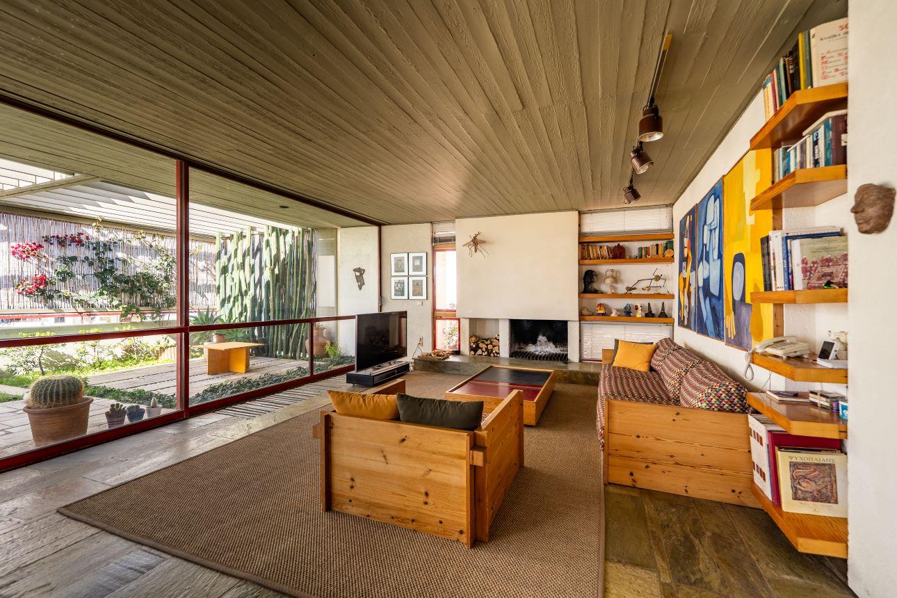 Το καθιστικό του σπιτιού με άμεση πρόσβαση στον εξωτερικό χώρο, με μεγάλα ανοίγματα/ Φωτογραφία: Παντελής Χερουβείμ 