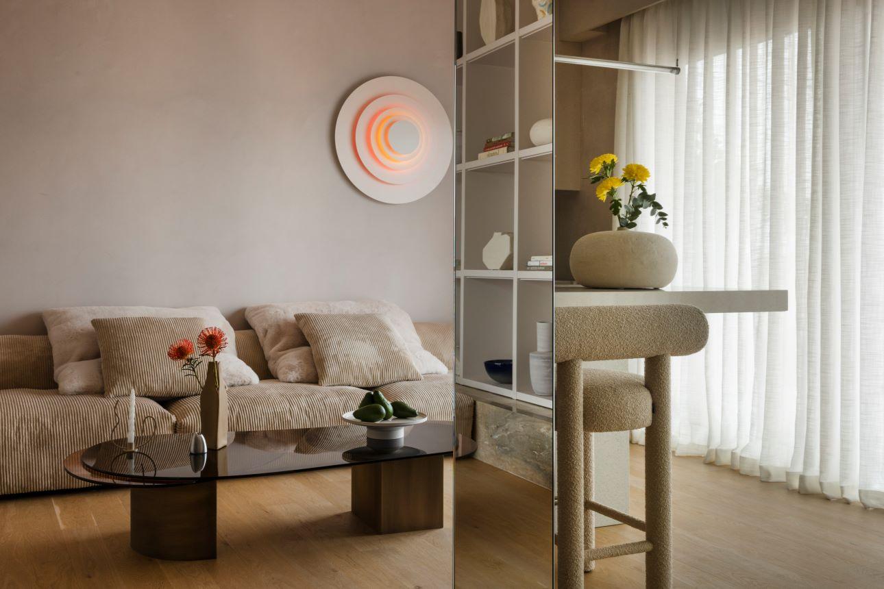 Το φως μπαίνει άπλετο στο σπίτι μετά την κατάργηση των εσωτερικών χωρισμάτων/ Φωτογραφία: Αλίνα Λέφα  