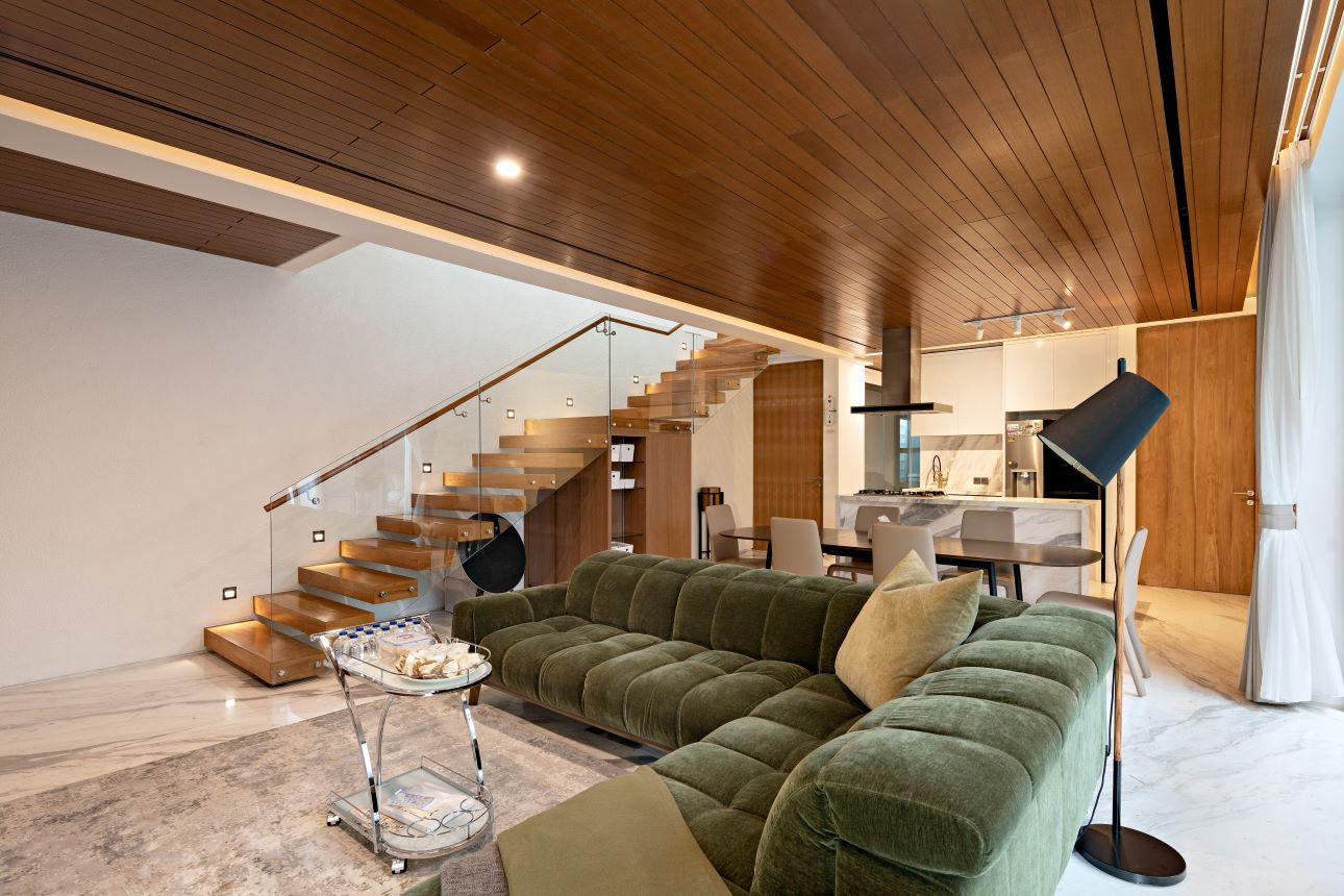 Όταν ο καναπές δεν ακουμπάει στον τοίχο, δημιουργείται αίσθηση ευρυχωρίας/ Φωτογραφία: Shutterstock