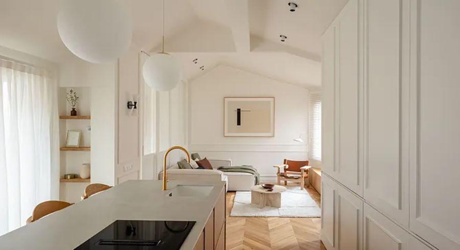 Η νησίδα της κουζίνας είναι τοποθετημένη μπροστά σε μπαλκονόπορτα που οδηγεί στη βεράντα/ Φωτογραφία: Instagram/ @decaestudio 