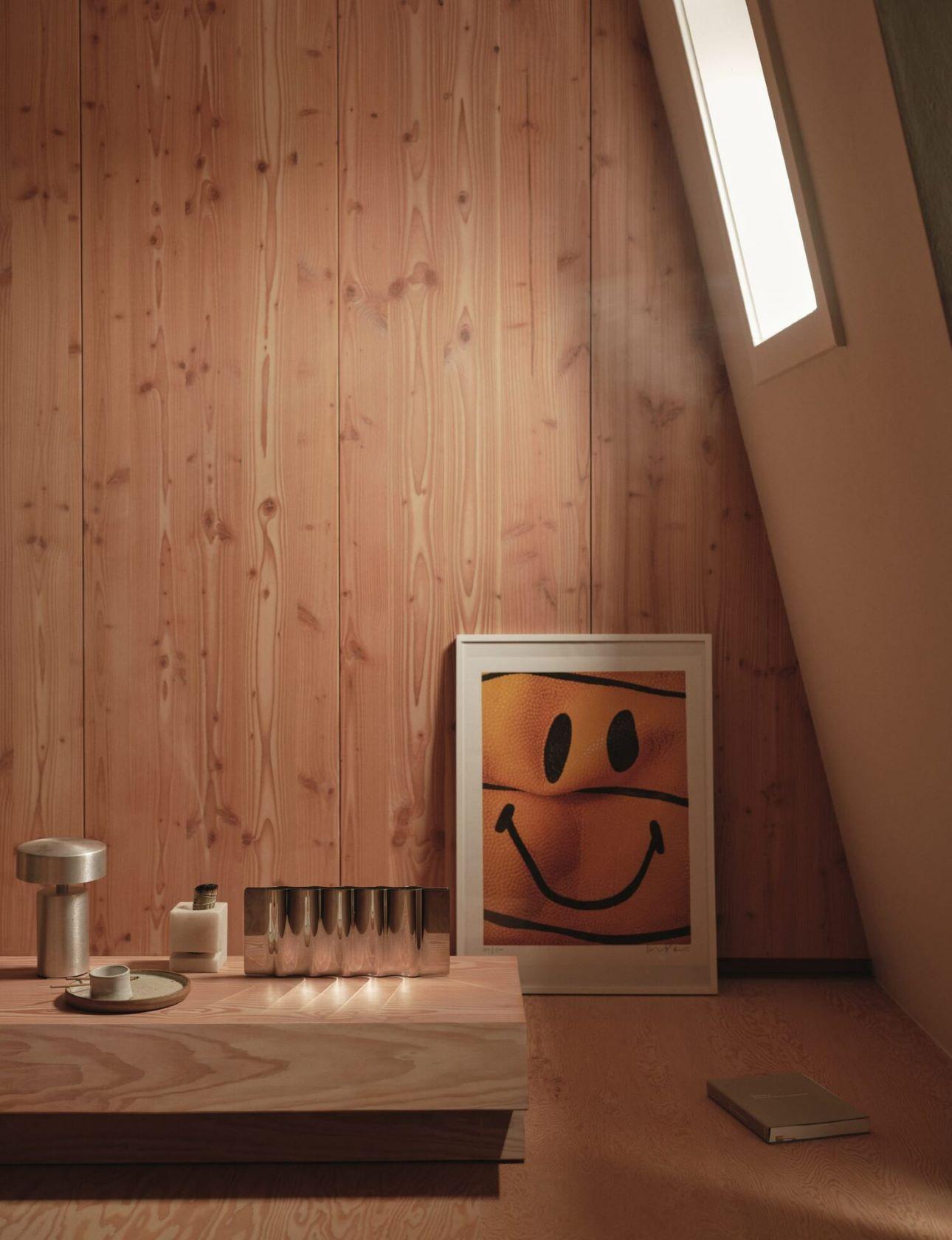 Το σπίτι αποτέλεσε ευκαιρία για τον αρχιτέκτονα να εξερευνήσει το ενδιαφέρον του για το design επίπλων και τη μουσική/ Φωτογραφία: EBBA