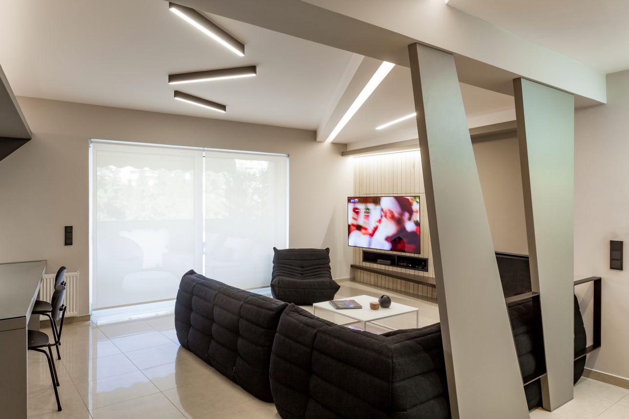 Το καθιστικό εντυπωσιάζει με τον μαύρο γωνιακό καναπέ/ Φωτογραφία: Κώστας Μητρόπουλος