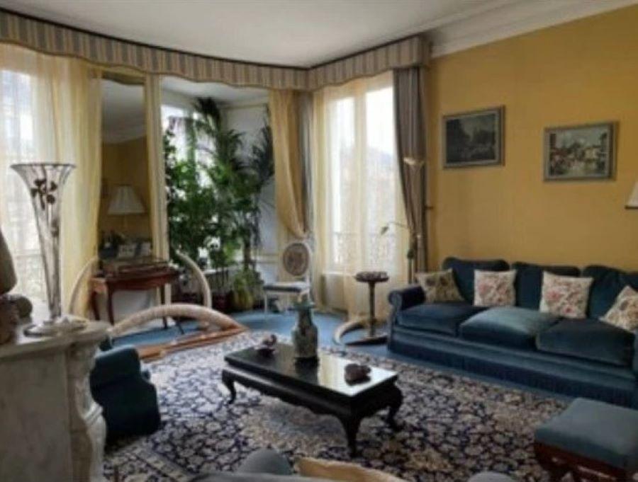 Πριν: Με παρωχημένο στιλ, το σαλόνι σκοτείνιαζε από τα πολλά έντονα στοιχεία: Βαριές κουρτίνες, χαλιά με μοτίβα που απορροφούσαν το φως και κίτρινοι τοίχοι που μείωναν οπτικά τον χώρο/ Φωτογραφία: Elodie Sierocki 