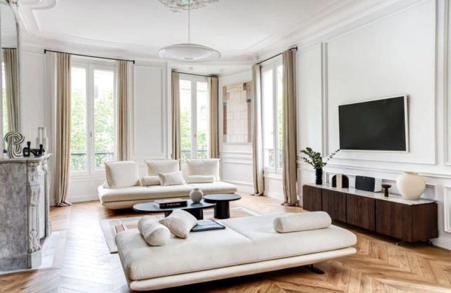 Μετά: Μεταμορφωμένο σαλόνι με μινιμαλιστική αισθητική, λευκούς τοίχους και λίγα έπιπλα που αφήνουν το φυσικό φως να κυριαρχεί, κάνοντας τον χώρο πιο φωτεινό και ζεστό/ Φωτογραφία: Elodie Sierocki 