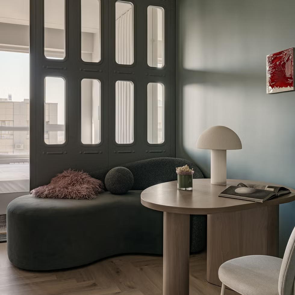 Ο χώρος δημιουργήθηκε για μια νεαρή φοιτήτρια και έπρεπε να καλύπτει όλες τις καθημερινές ανάγκες σε ένα ενιαίο περιβάλλον/ Φωτογραφία: Aida Abdrakhmanova 