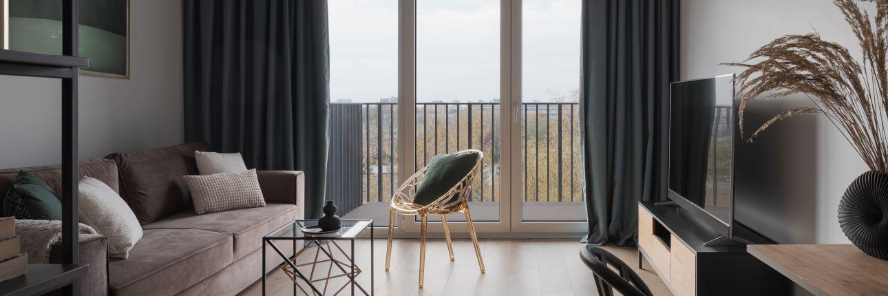 Ένα ανάλαφρο τραπεζάκι σαλονιού, χωρίς ιδιαίτερο όγκο «ανοίγει» τον χώρο/ Φωτογραφία: Unsplash