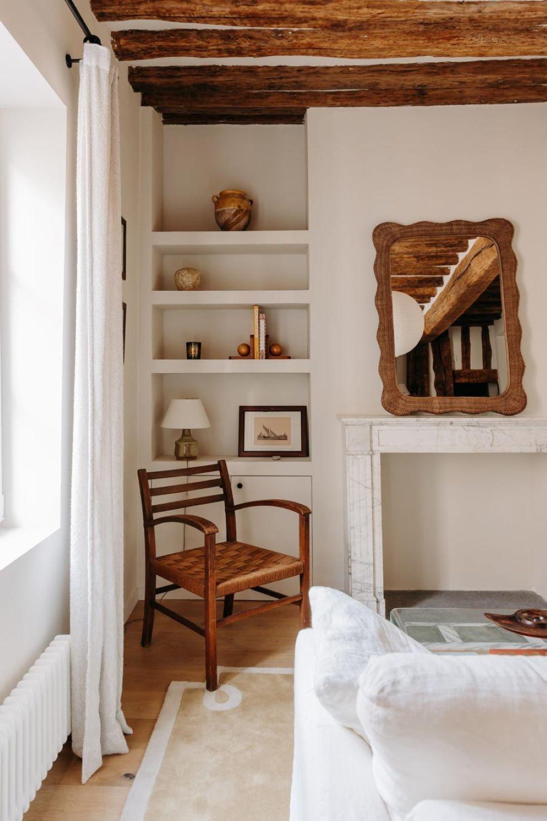 Το τζάκι ξεχωρίζει στον χώρο του σαλονιού/ Φωτογραφία: Instagram/ @liliinwonderland 