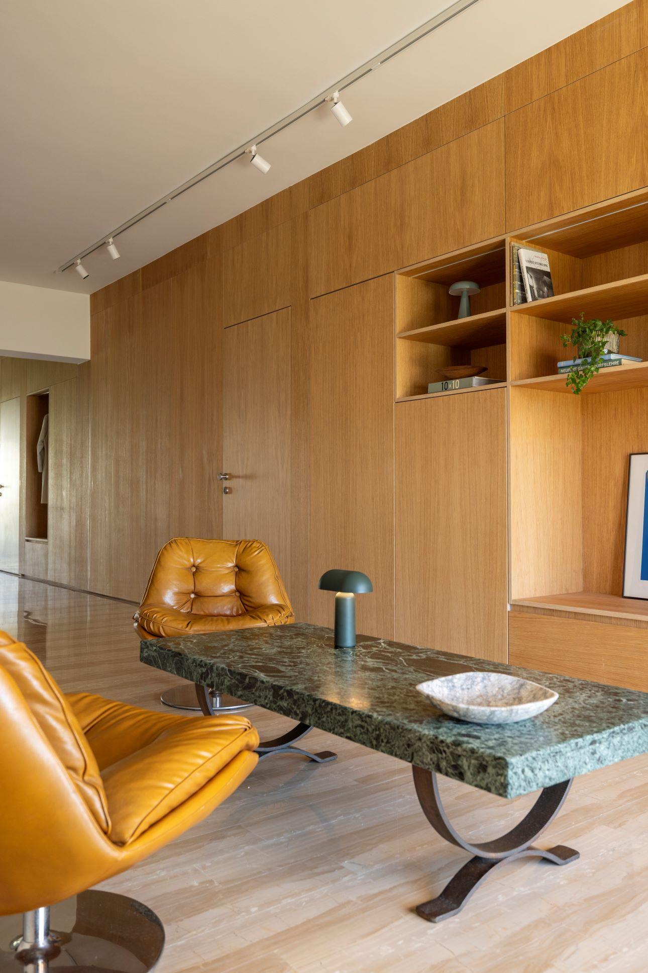 Ο χώρος του σαλονιού στην πλήρως αναδιαμορφωμένη κατοικία/ Φωτογραφία: Αλίνα Λέφα 