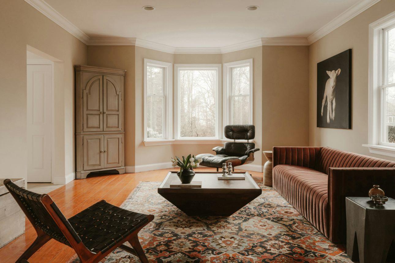 Σε μικρά δωμάτια, ένα μεγαλύτερο χαλί κάνει τον χώρο να φαίνεται πιο ευρύχωρος/ Φωτογραφία: Unsplash 