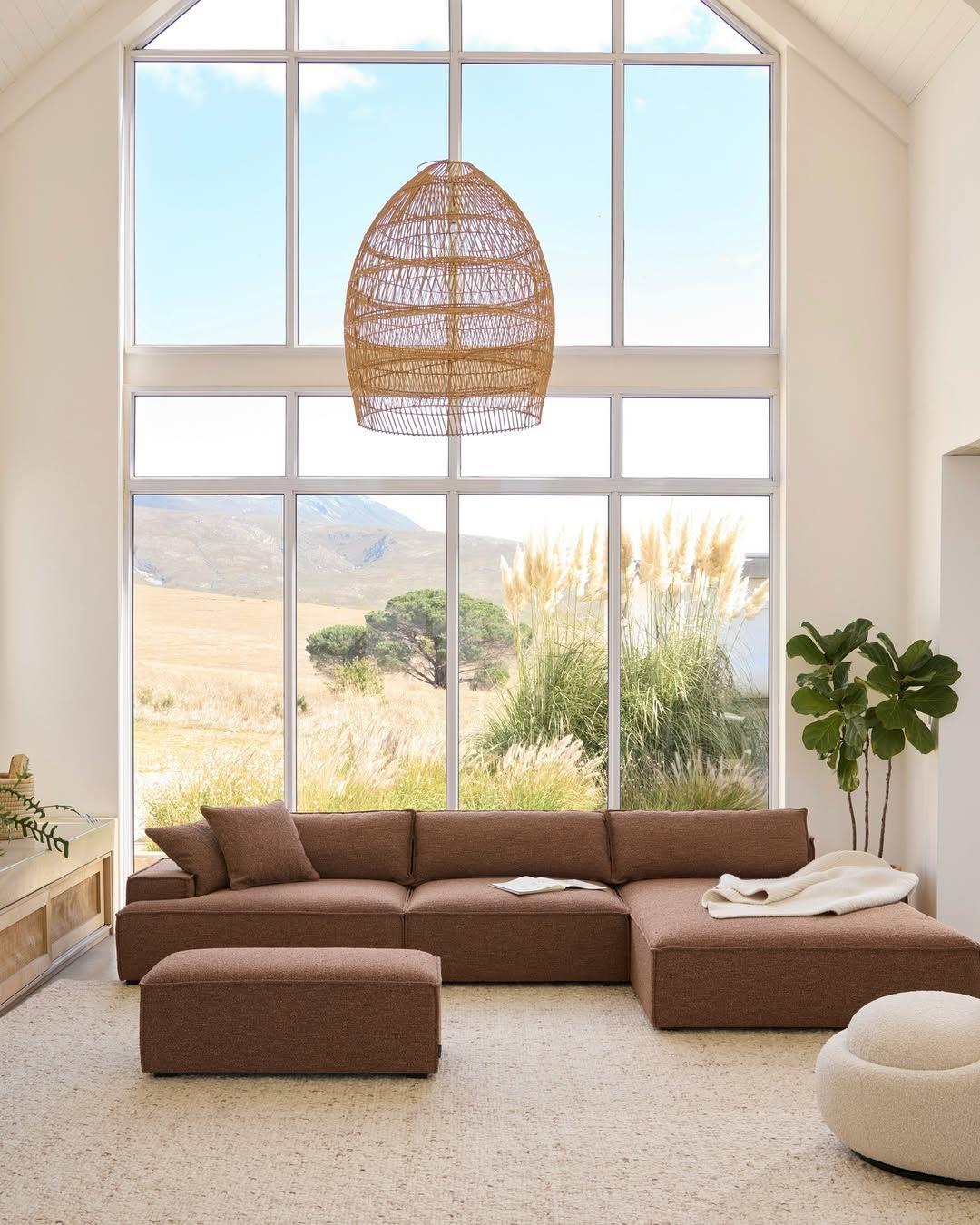 Η χαμηλή επίπλωση κάνει ένα σαλόνι να δείχνει πιο ψηλό και πιο ευρύχωρο/ Φωτογραφία: Instragram/ @sofacompany_southafrica