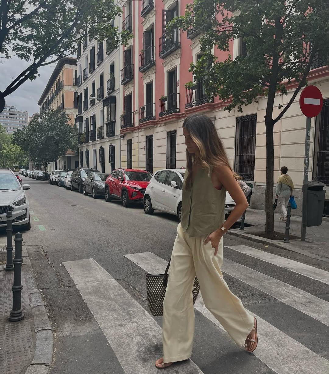 Η δημοσιογράφος María Ruiz Acuña με Sandalia Griegas/Φωτογραφία: Instagram/mariaruizacuna