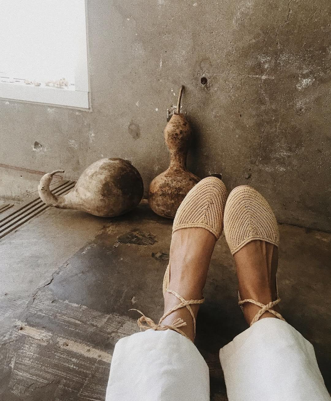 Σανδάλια με ψάθα και σχοινιά/Φωτογραφία: Instagram/seavibedesign