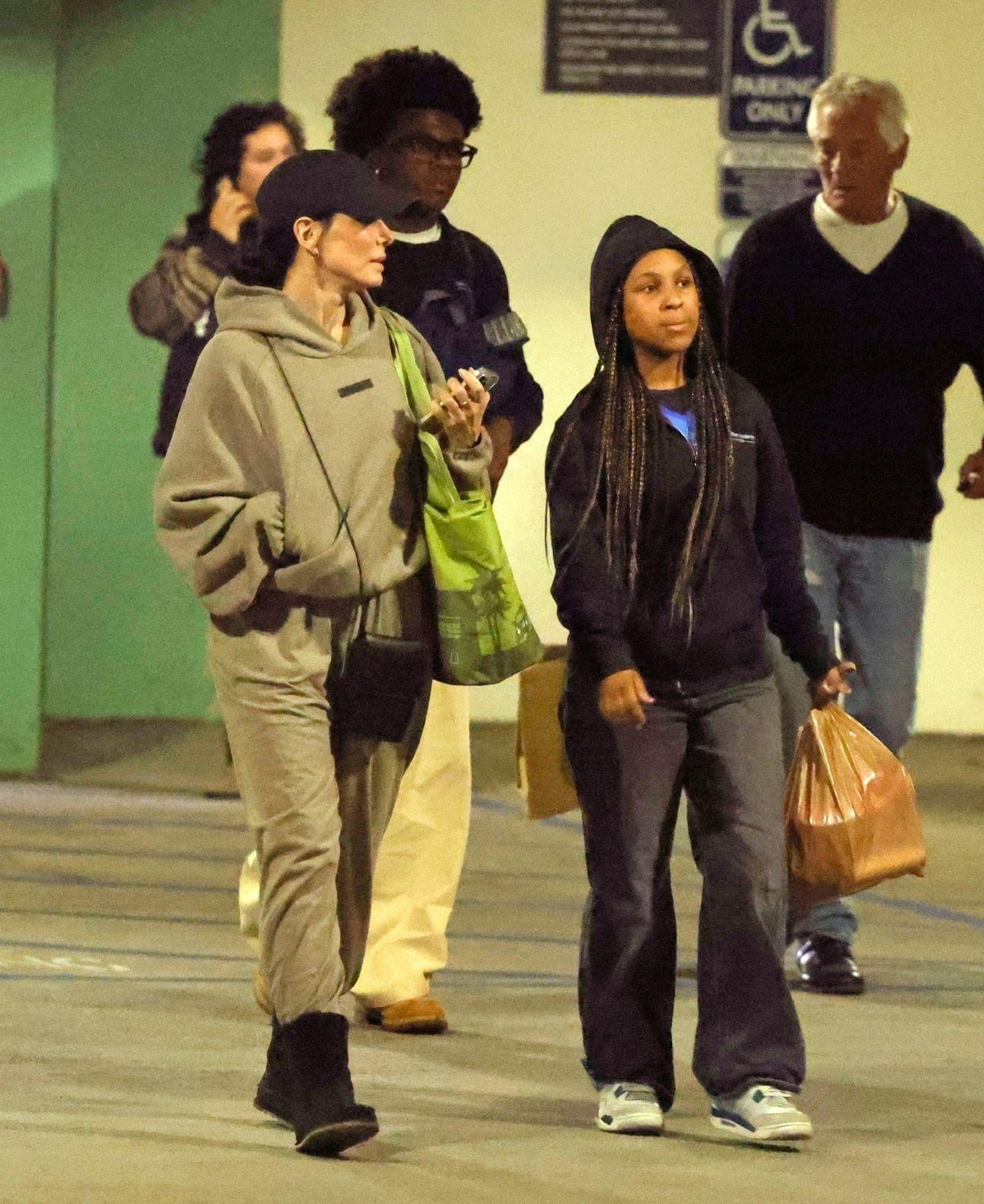 Η Σάντρα Μπούλοκ με τα παιδιά της, τον 16χρονο Λούις και την 11χρονη Λάιλα/ Φωτογραφία: ﻿Backgrid USA / Profimedia 