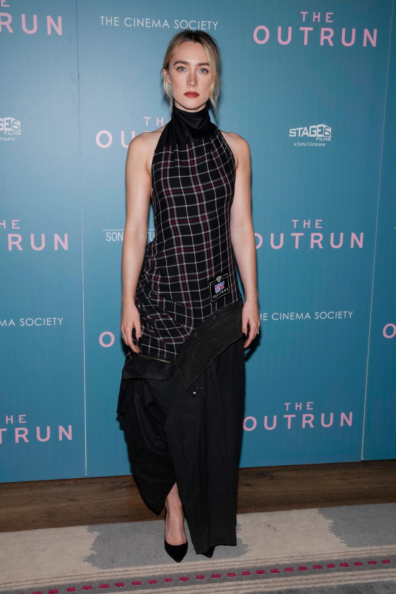 Η Saoirse Ronan με Hodakova/ Φωτογραφία: AP 
