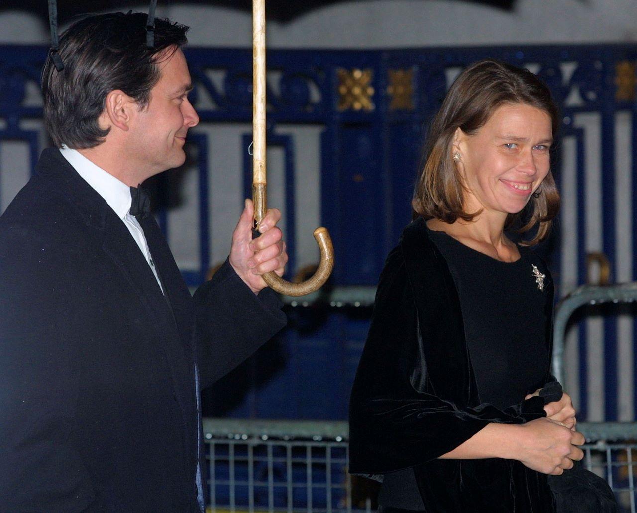 Με τα μέλη της βασιλικής οικογένειας της Αγγλίας. Πίσω από την πργκίπισσα Μαργαρίτα είναι η κόρη της