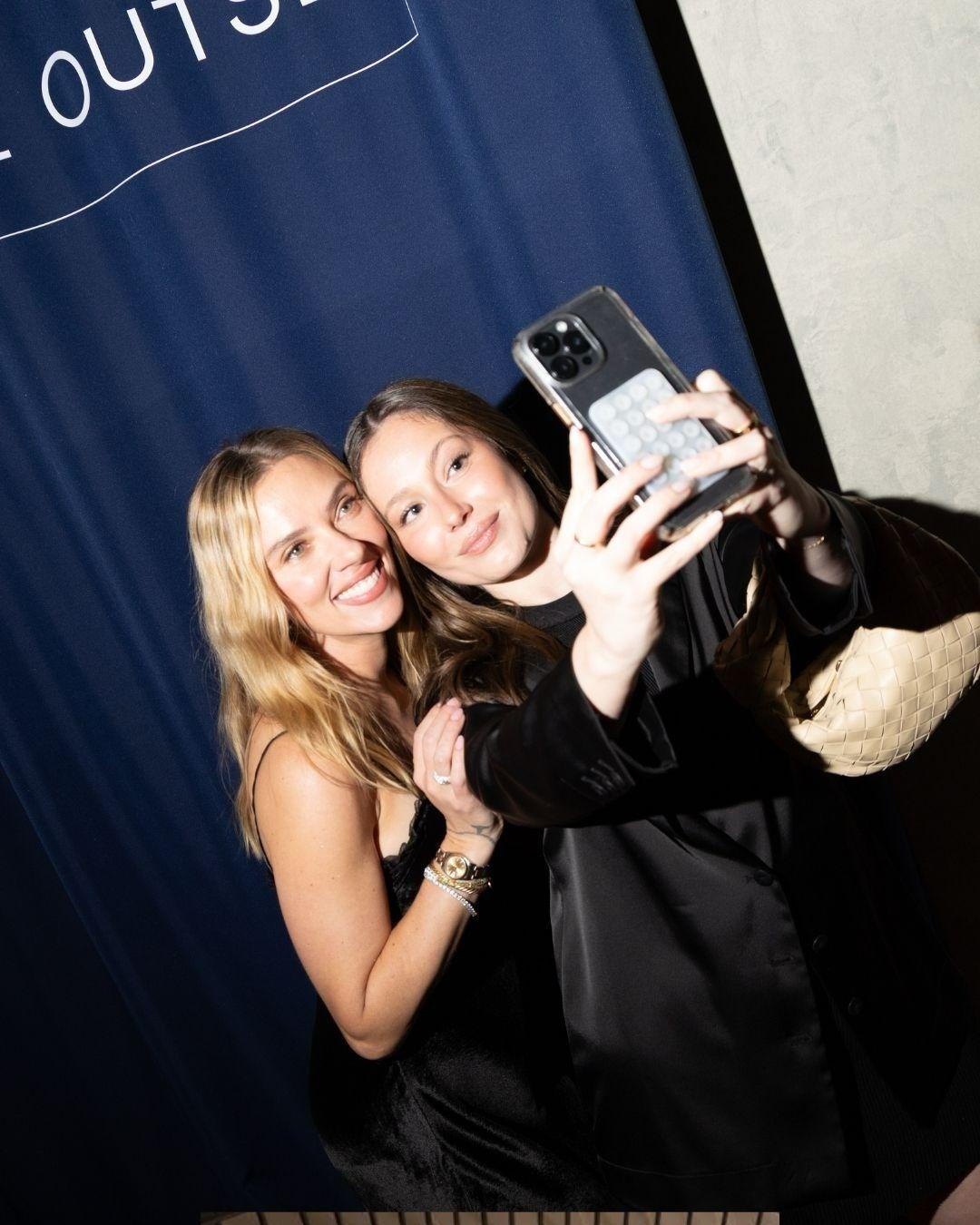 Η Σκάρλετ Γιόχανσον με την Ντάνα Χάσον/ Φωτογραφία: Instagram/ @ theoutset 