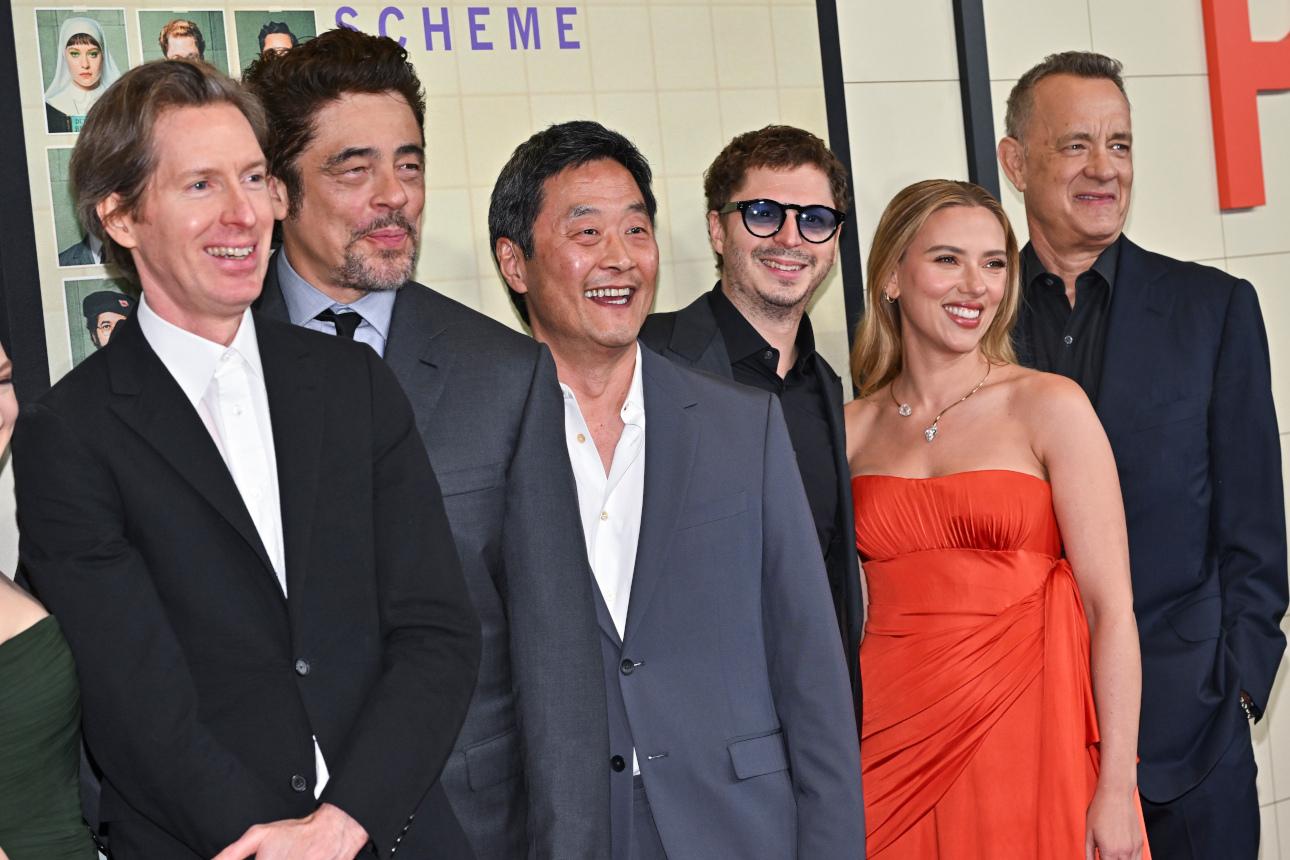 Η Σκάρλετ Γιόχανσον με τους Wes Anderson, Benicio Del Toro, Steve Park, Michael Cera και Tom Hanks/ Φωτογραφία: AP
