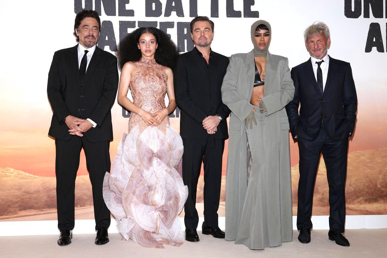 Ο Benicio Del Toro, από αριστερά, ο Chase Infiniti, ο Leonardo DiCaprio, η Teyana Taylor και ο Sean Penn στην πρεμιέρα της ταινίας «One Battle After Another» / Φωτογραφία: AP