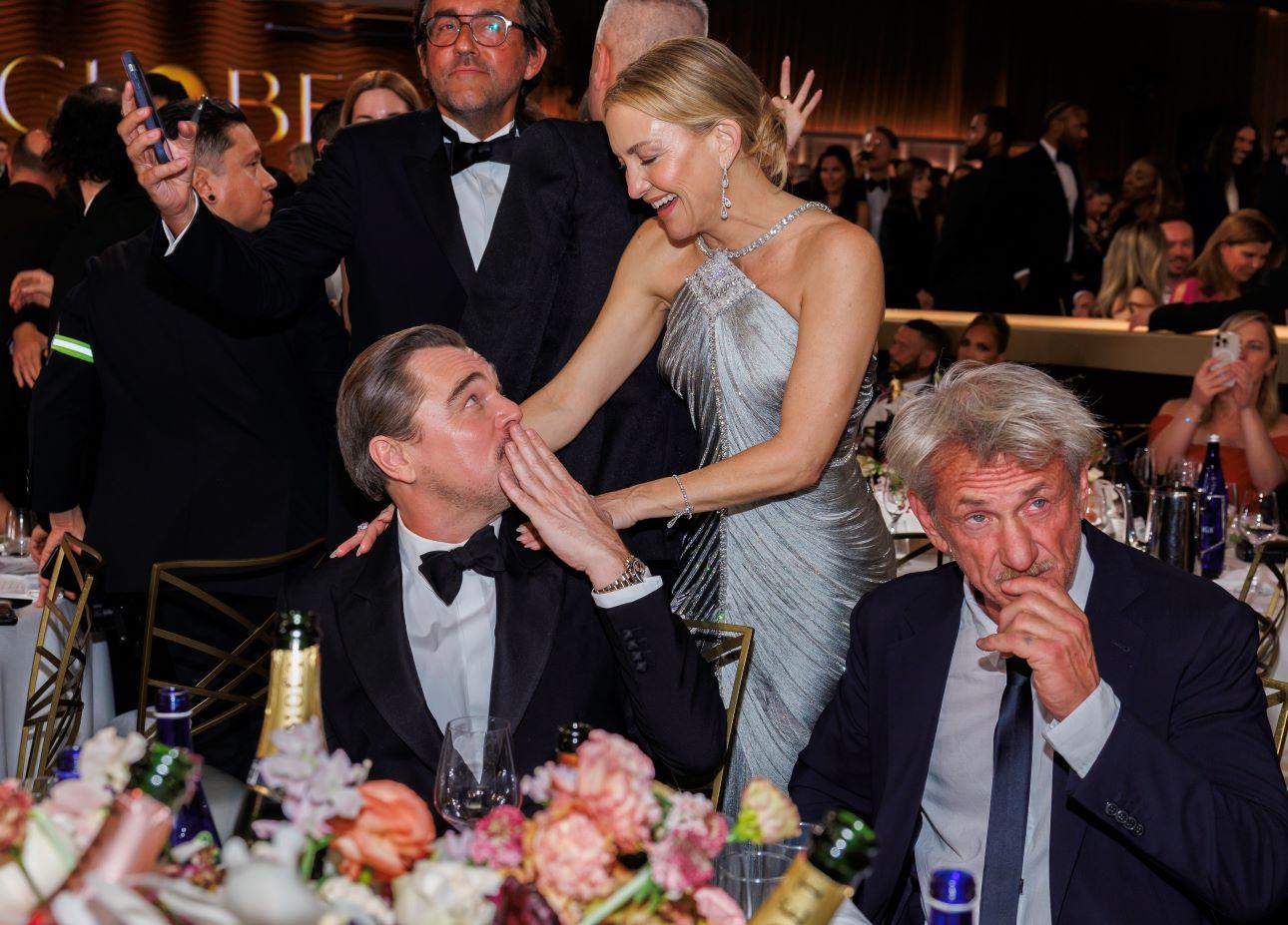 Ο Σον Πεν στις Χρυσές Σφαίρες 2026 μαζί με τον Λεονάρντο Ντι Κάπριο και την Κέιτ Χάντσον/ Φωτογραφία: Getty Images