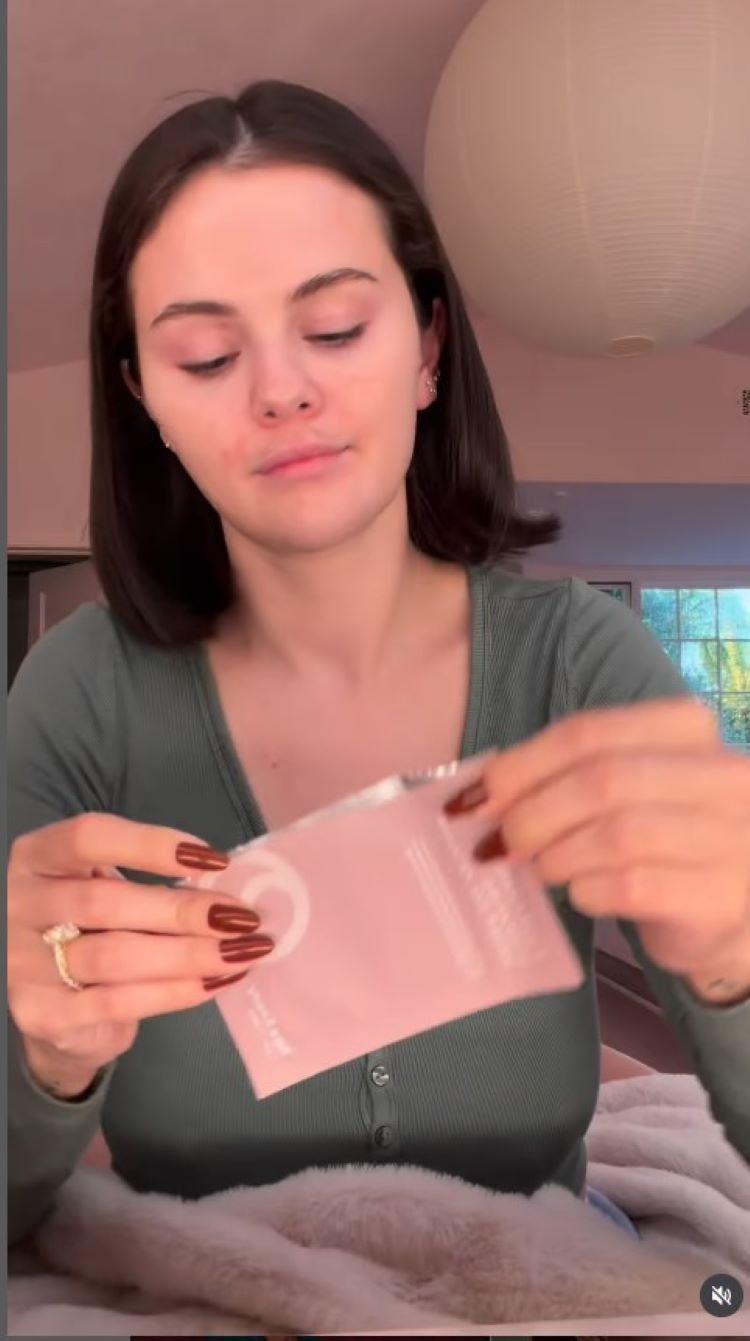 Η απόχρωση μηλίτη με μπαχαρικά που επέλεξε η Σελένα Γκόμεζ για τα νύχια της/ Φωτογραφία: Instagram/ @selenagomez