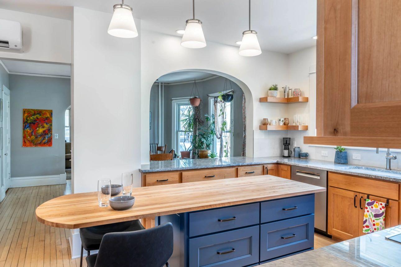 Η semi open διάταξη προτείνει έναν έξυπνο συμβιβασμό: διαχωρισμό των χώρων χωρίς πλήρη απομόνωση/ Φωτογραφία: Degnan Design Build Remodel