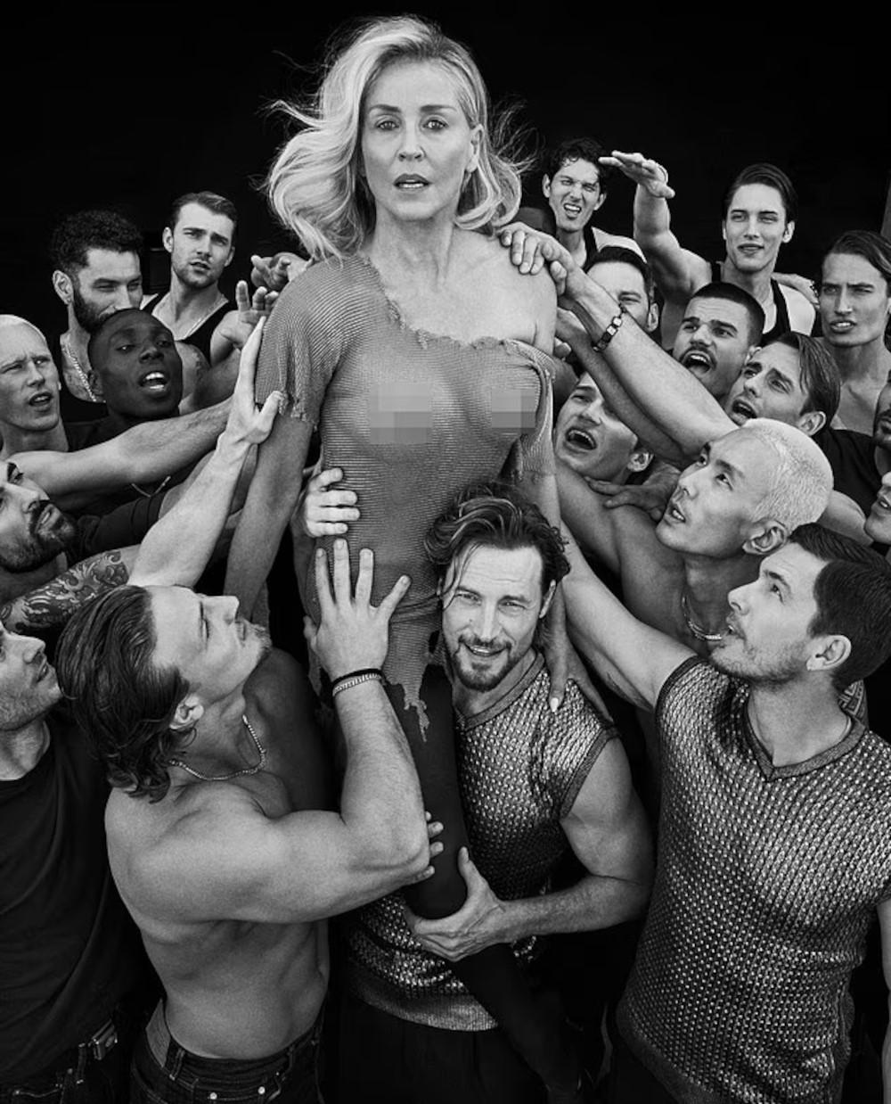 Η Σάρον Στόουν στη φωτογράφηση για τη Vogue, με τον Γκαμπριέλ Όμπρι να την κρατά/ Φωτογραφία: Instagram/ @vogue.adria