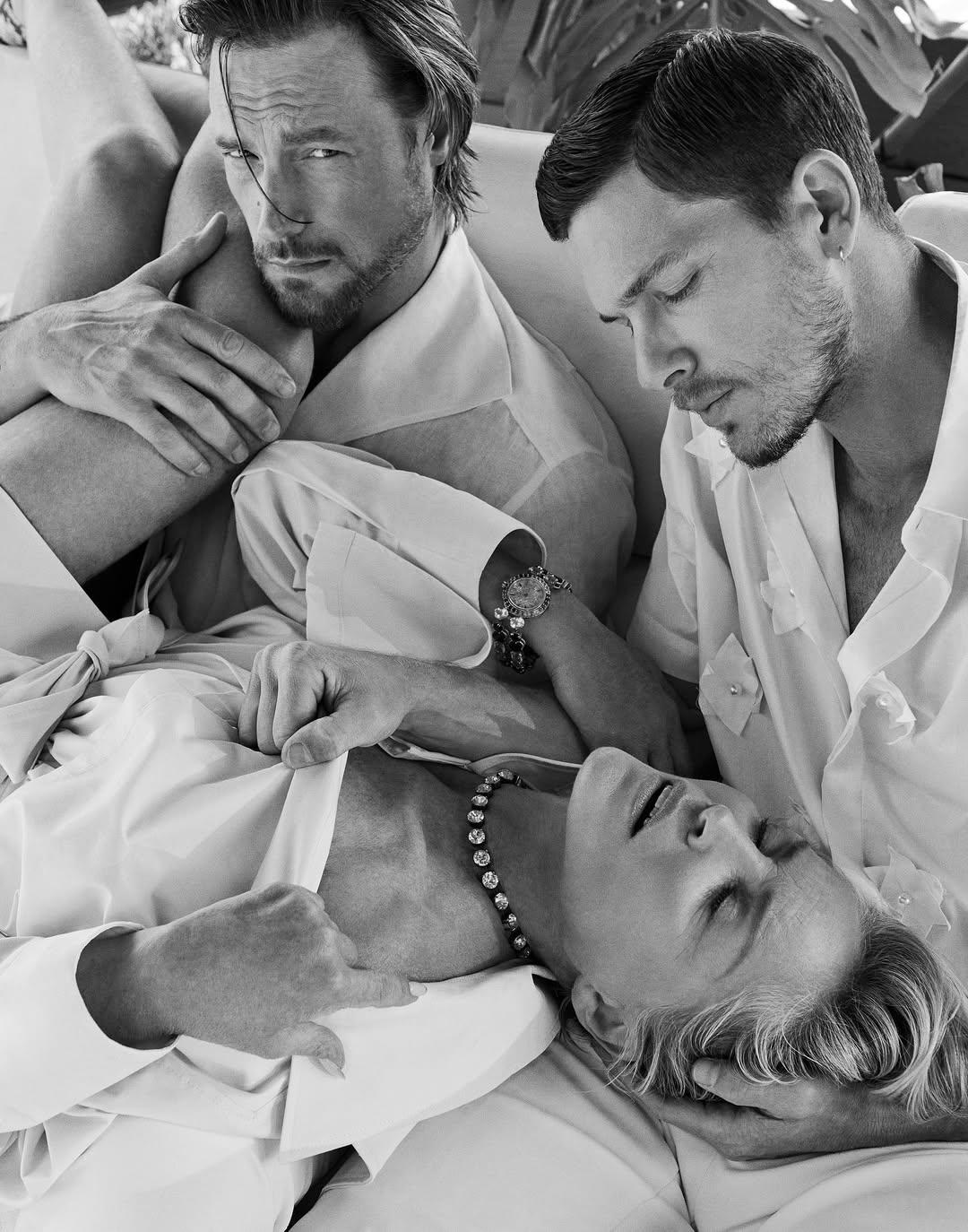 Η Σάρον Στόουν στη φωτογράφηση για τη Vogue, ξαπλωμένη στην αγκαλιά του Γκαμπριέλ Όμπρι/ Φωτογραφία: Instagram/ @vogue.adria