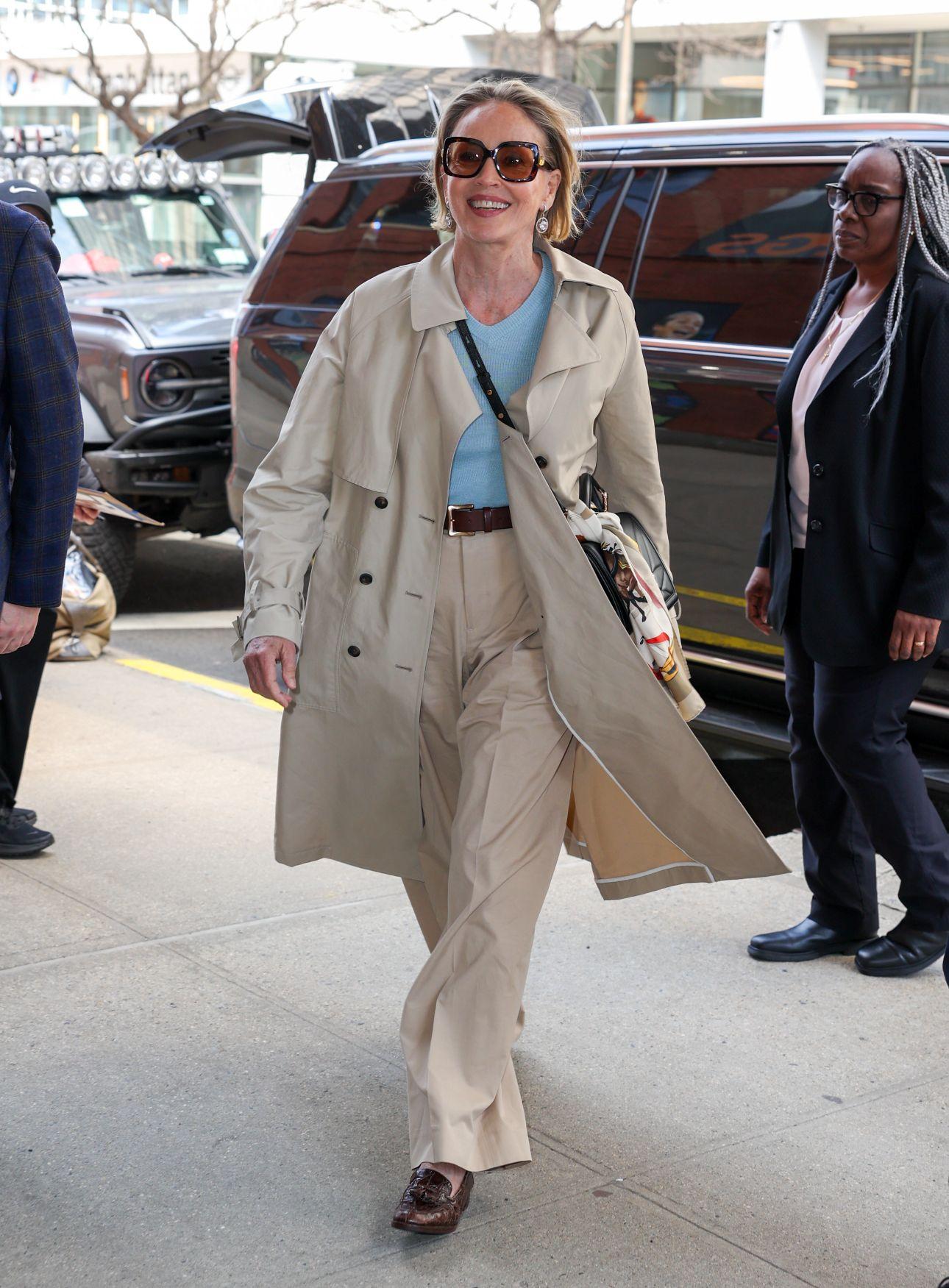 Η Σάρον Στόουν με καμπαρντίνα στο χρώμα της άμμου και γαλάζιο τοπ/ Φωτογραφία: Getty Images