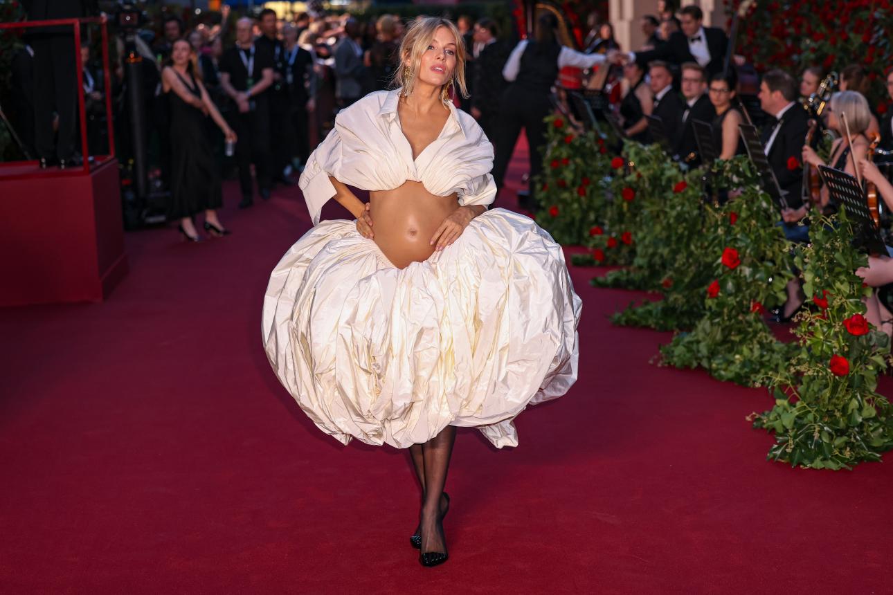 Η έγκυος Σιέννα Μίλλερ στο Vogue Worldτο 2023/ Φωτογραφία: AP