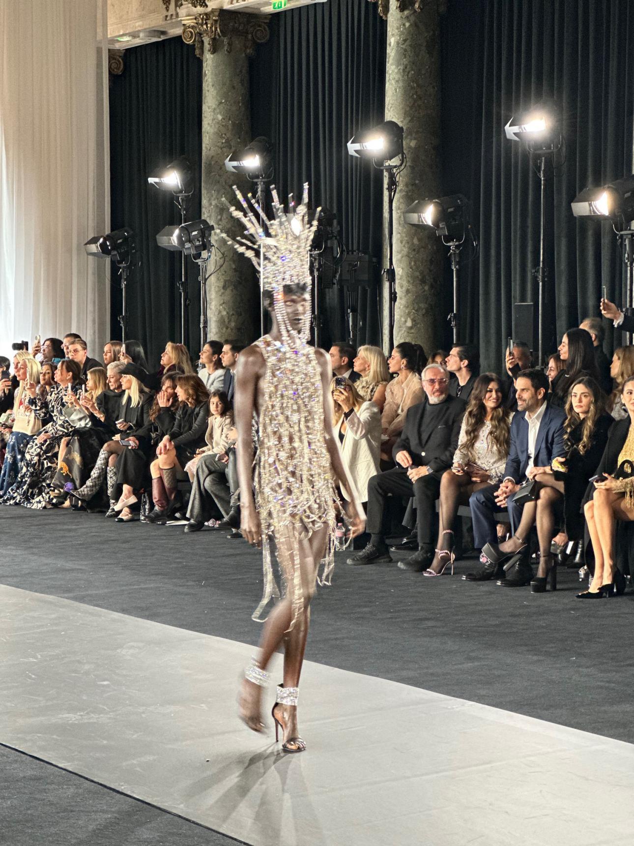 Μια πασαρέλα όπου η μόδα συναντά τον μύθο και τη διαχρονική κομψότητα.