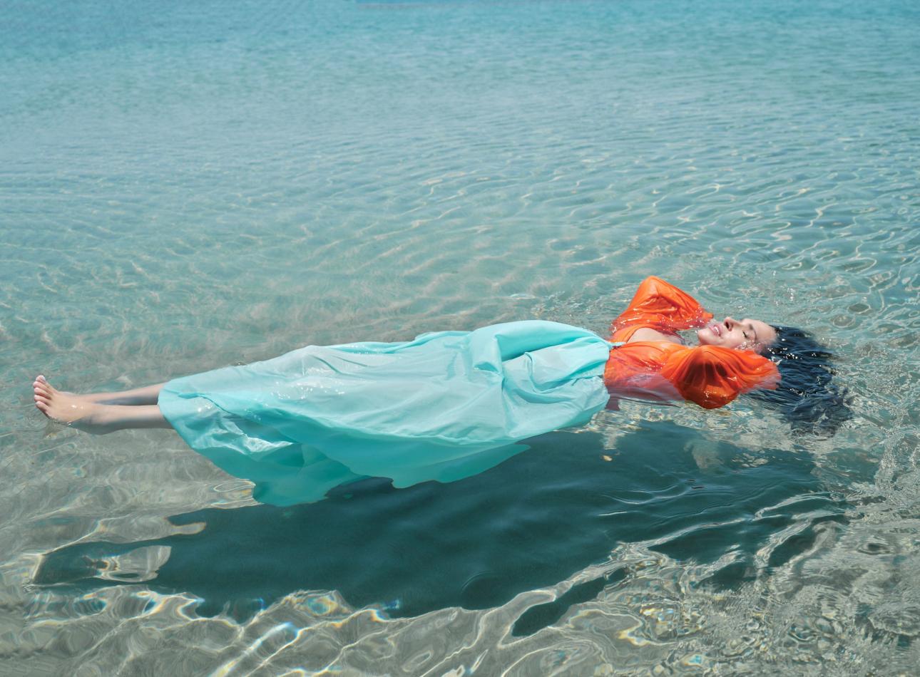 Η Σίλια Κριθαριώτη για το βρετανικό HARPER’S BAZAAR