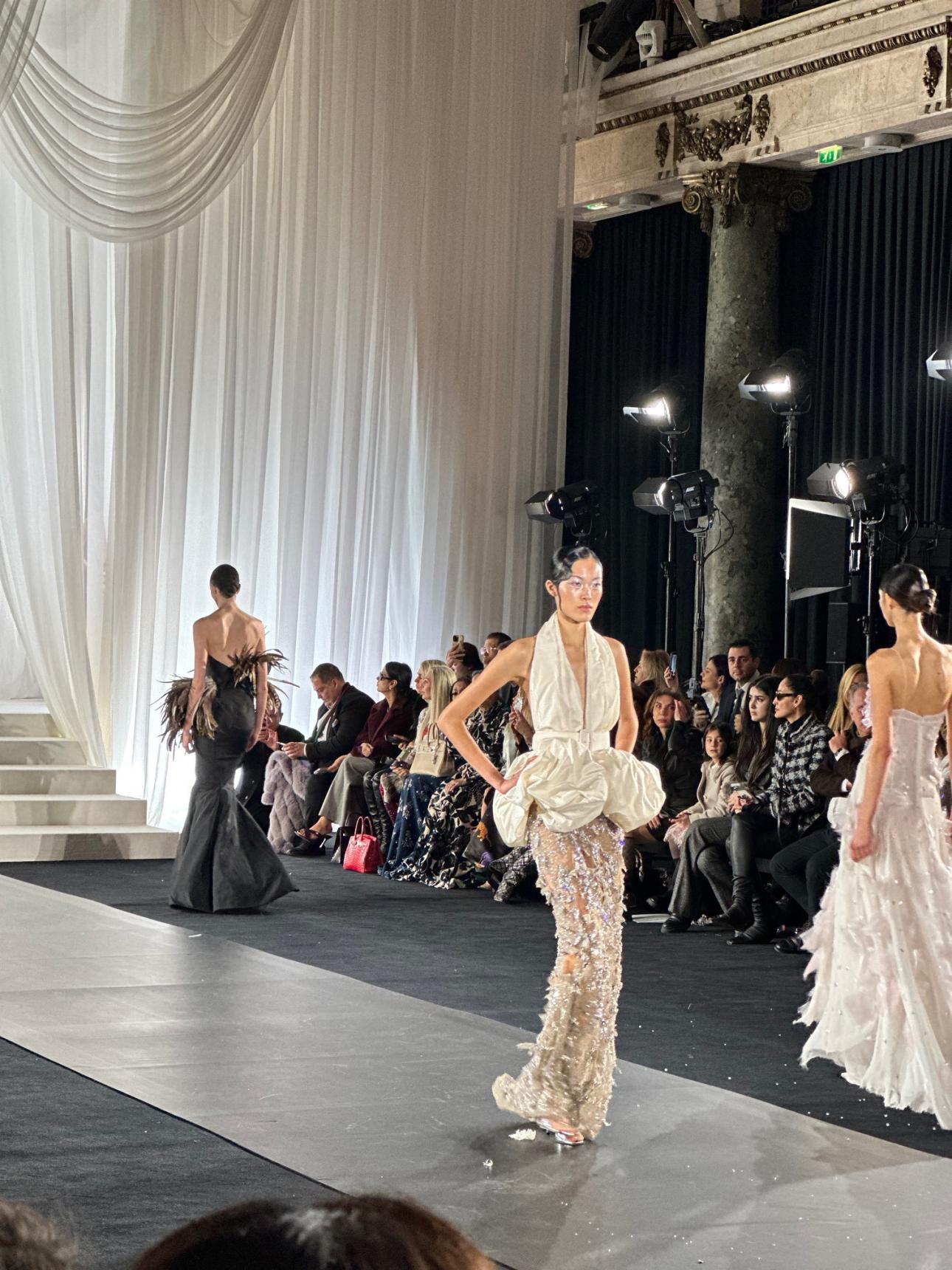 Κινηματογραφικός ρομαντισμός, μεταφρασμένος σε αέρινες σιλουέτες και υψηλή τεχνική.