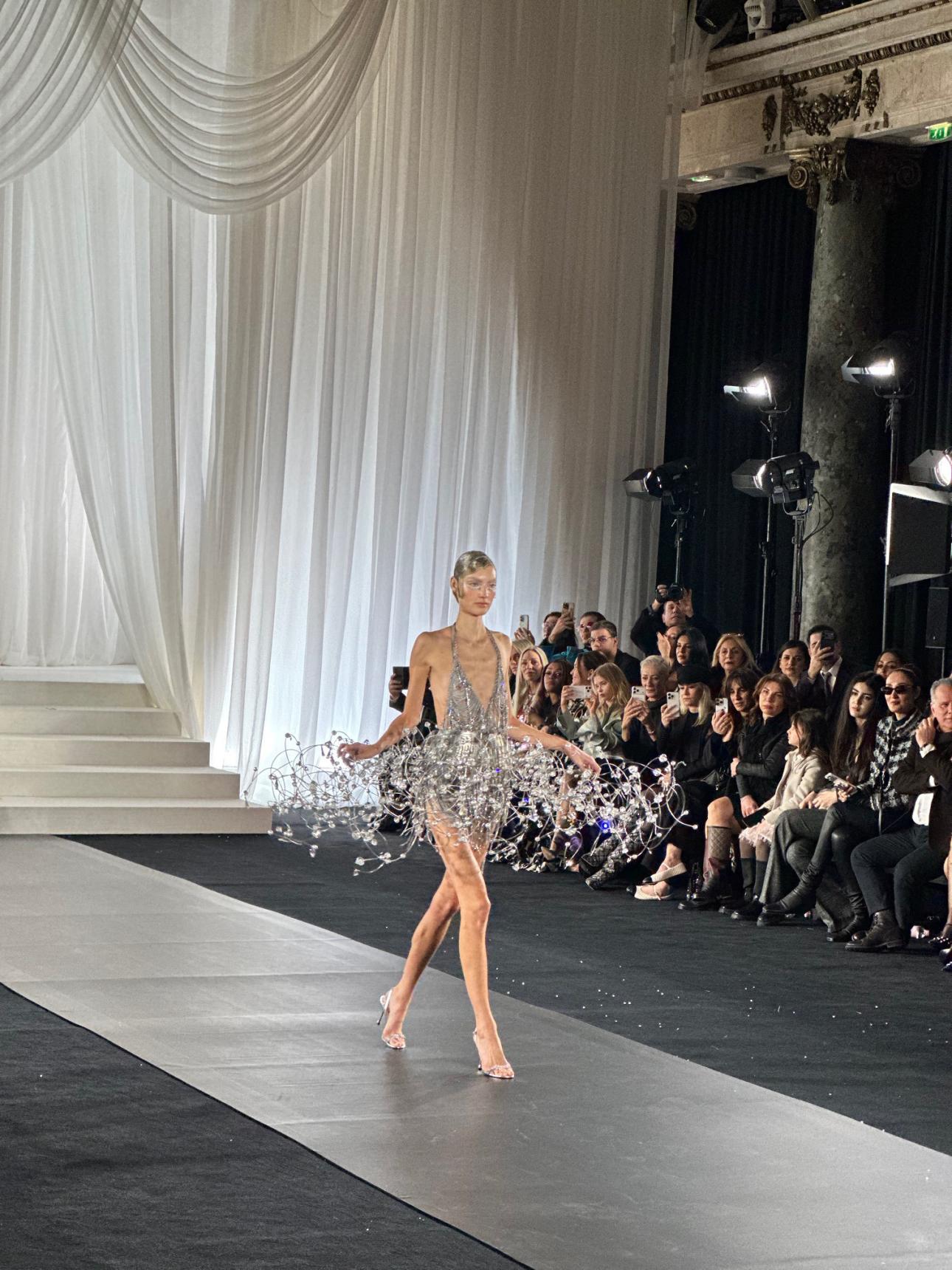 Λάμψη, φως και διαχρονική κομψότητα στην πασαρέλα του Παρισιού.