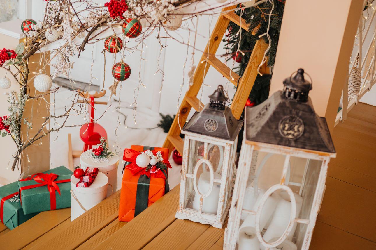 Φαναράκια, δώρα και φώτα κάνουν τη σκάλα μαγική/ Φωτογραφία: Shutterstock