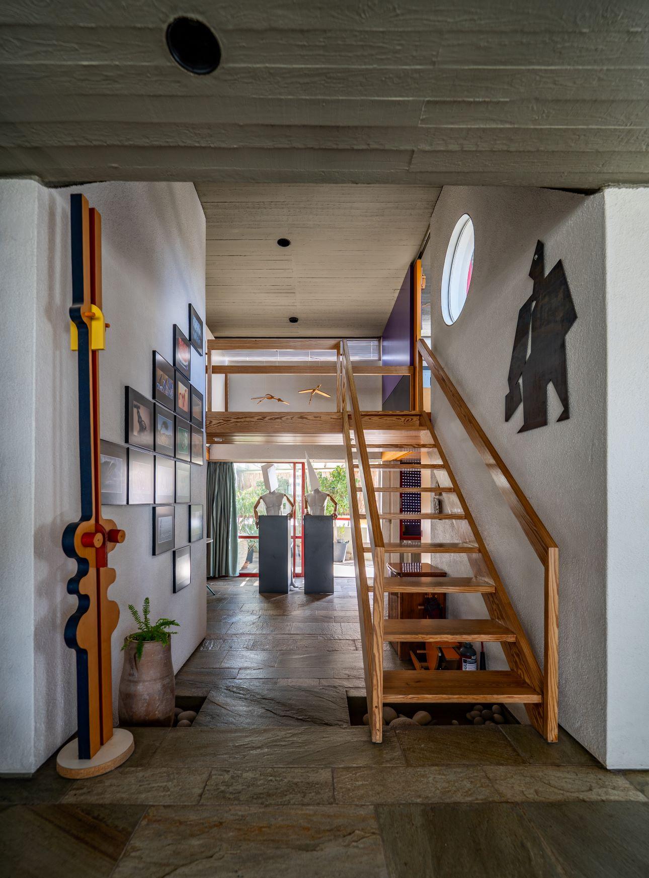 Η πλάκα Πηλίου και το εμφανές σκυρόδεμα δεσπόζουν στην κατοικία/ Φωτογραφία: Παντελής Χερουβείμ  