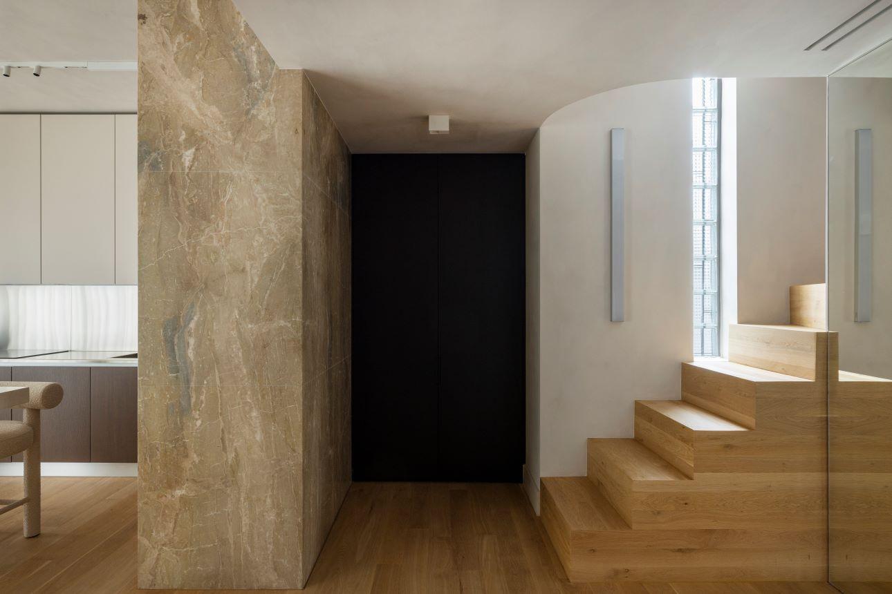 Η εσωτερική σκάλα συνδέει οπτικά και λειτουργικά όλο το διαμέρισμα/ Φωτογραφία: Αλίνα Λέφα