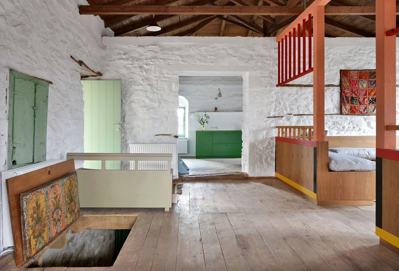 Μια σκάλα-καταπακτή συνδέει τα επίπεδα του σπιτιού/ Φωτογραφία: Filip Dujardin