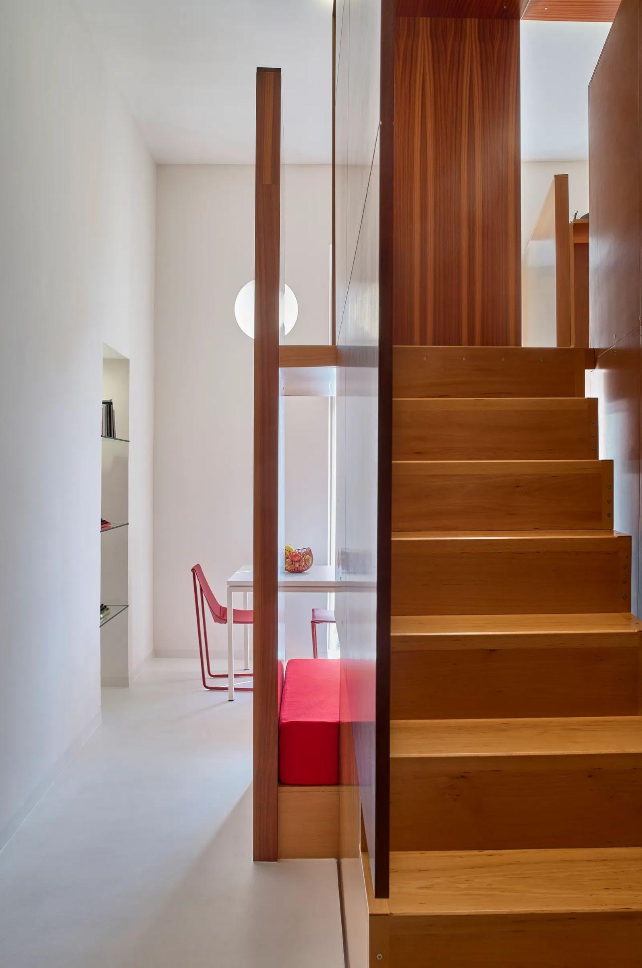 Ο «κύβος», η δομή που οργανώνει το σπίτι, φαίνεται να αιωρείται μέσα σε έναν λευκό όγκο που θυμίζει κινηματογραφικές ατμόσφαιρες/ Φωτογραφία: Bruno Architetture 