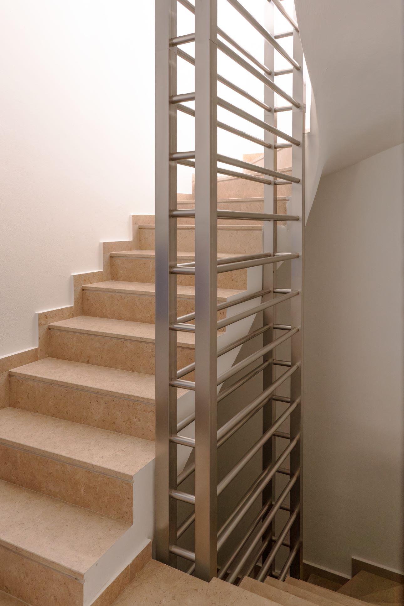 Οι σκάλες ανακαινίστηκαν επίσης αποκτώντας σύγχρονη όψη/ Φωτογραφία: Βάσω Παράσχη 