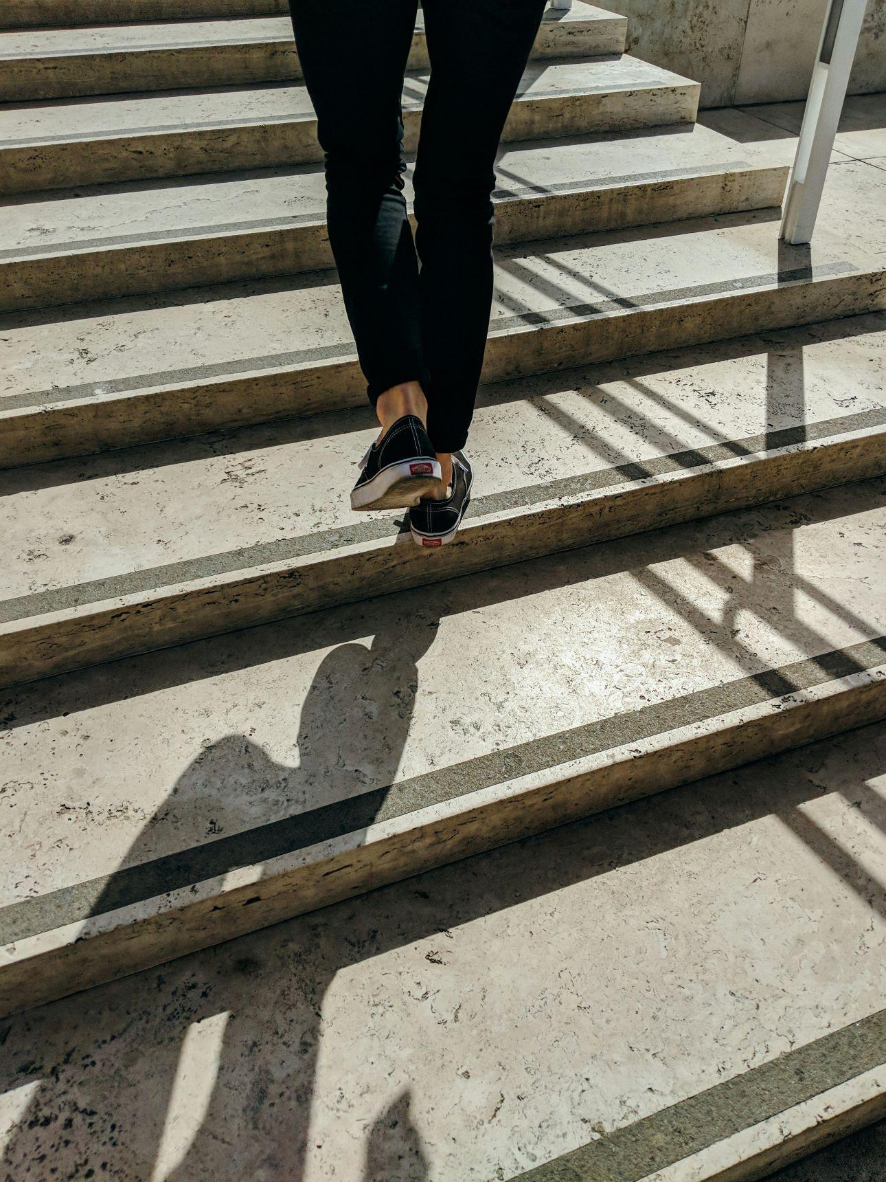 Η χρήση σκάλας παρουσιάζεται ως μια από τις πιο αποδοτικές καθημερινές μορφές άσκησης/ Φωτογραφία: Unsplash